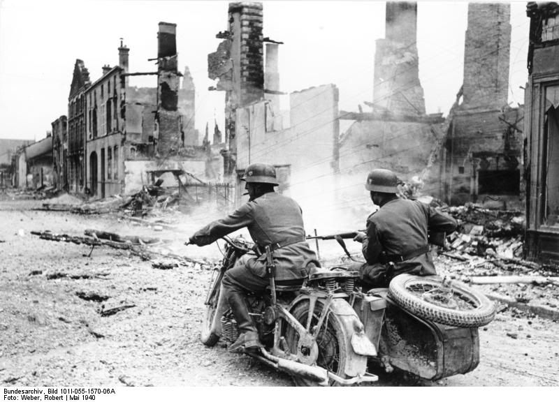 Bundesarchiv_Bild_101I-055-1570-06A2C_Frankreich2C_KradschC3BCtzen_in_zerstC3B6rter_Stadt.jpg